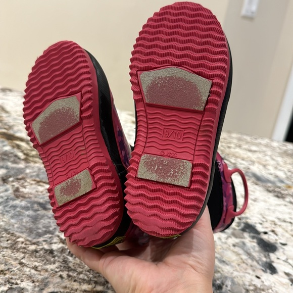 Waterproof boots , -20F. Size 9/10, worn only 2 times outdoors. - Picture 4 of 5